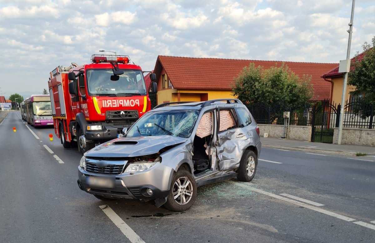 FOTO. Două tinere de 24 de ani au ajuns la spital în urma unui accident în Floreşti. Maşina lor s-a lovit de un TIR.