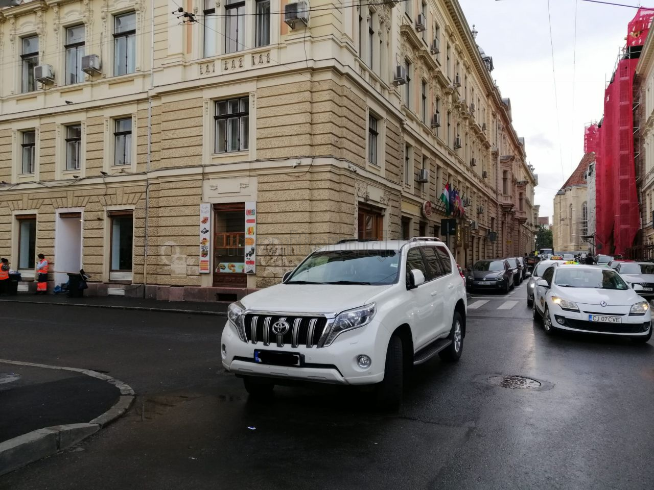 FOTO. Mașină parcată ILEGAL în centrul Clujului, cu Poliția la „doi pași”.