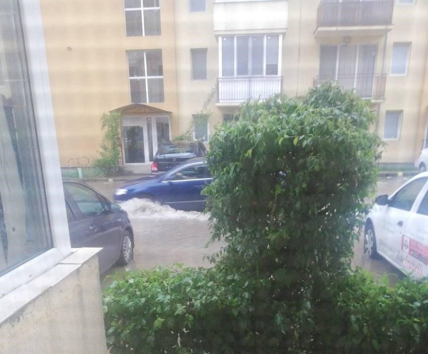 Străzile Floreștiului, INUNDATE! Județul Cluj, sub COD GALBEN de ploi torențiale, vijelii și grindină