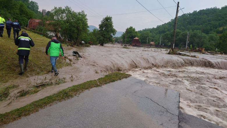 9 școli din Cluj, afectate de inundații! Autoritățile promit bani pentru reparații