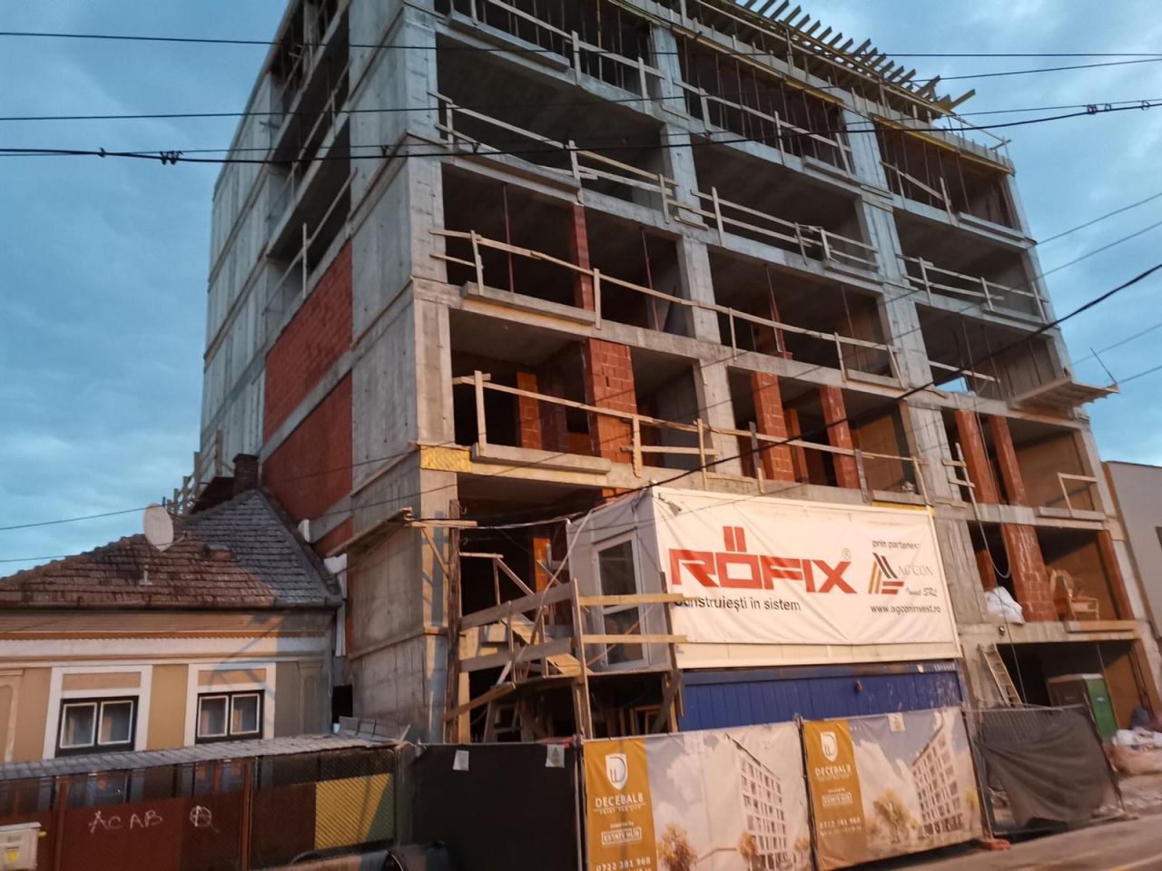 Urbanism à la Cluj! Un bloc de 28 de apartamente se ridică lipit de o casă