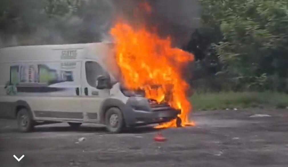 VIDEO. O dubă a unei firme de bere a ars ca o torță pe un drum din Cluj! Martorii au privit neputincioși