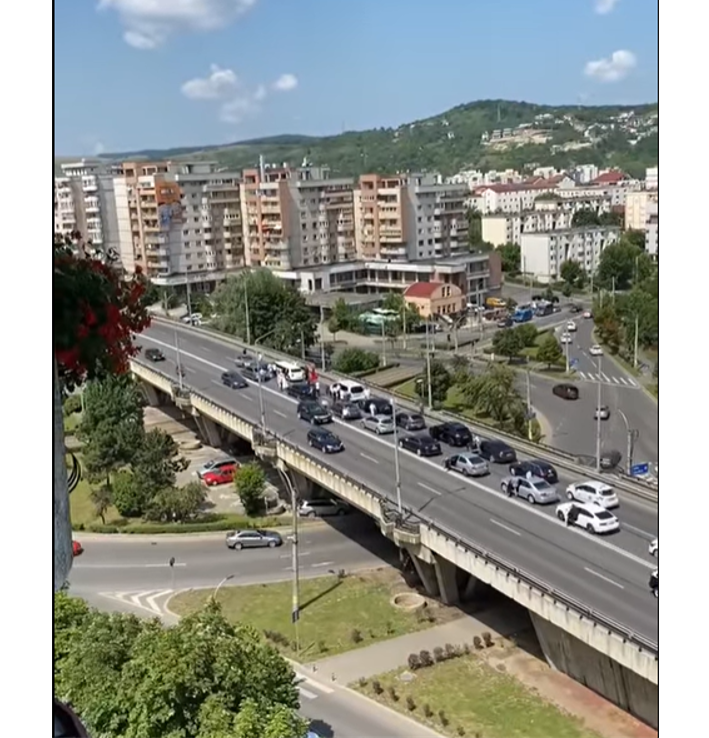VIDEO. Trafic BLOCAT de o NUNTĂ pe Podul Calvaria! Mirii stau cu limuzina în drum, iar mașinile așteaptă