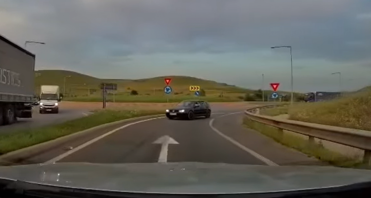 VIDEO. Mașină, filmată în timp ce merge pe CONTRASENS pe A3. Polițiștii clujeni îl caută pe șofer
