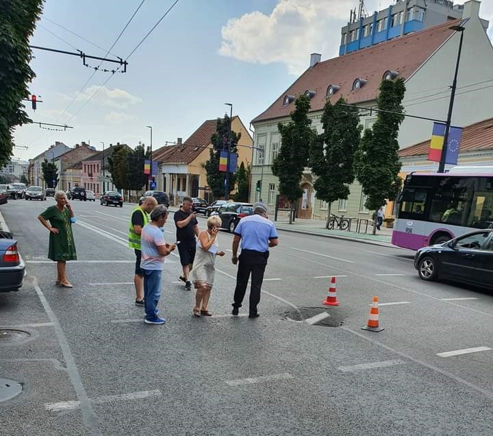 GROAPĂ în centrul Clujului! S-a surpat drumul fix în fața Primăriei. FOTO