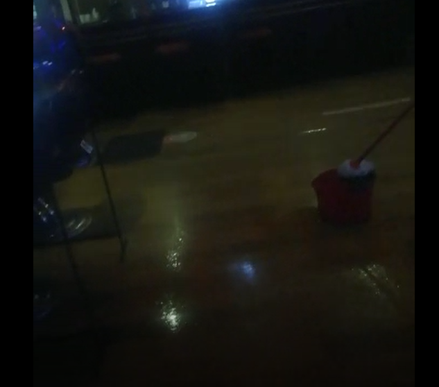 Furtuna a făcut PRĂPĂD într-o sală de jocuri din Cluj! A plouat din TAVAN și locul s-a inundat. VIDEO