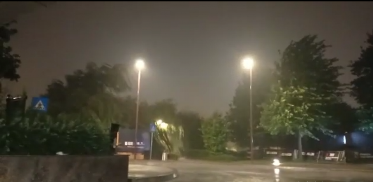 VIDEO. VREMEA s-a dezlănțuit din nou la Cluj! Furtuna PUTERNICĂ a creat haos în oraș