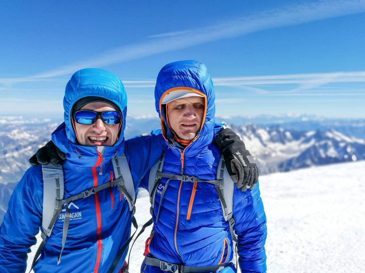 2 sportivi nevăzători pleacă să cucerească Vârful Elbrus