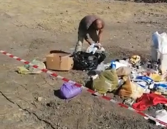 Bărbat filmat în timp ce adună gunoaiele pe care le-a aruncat 