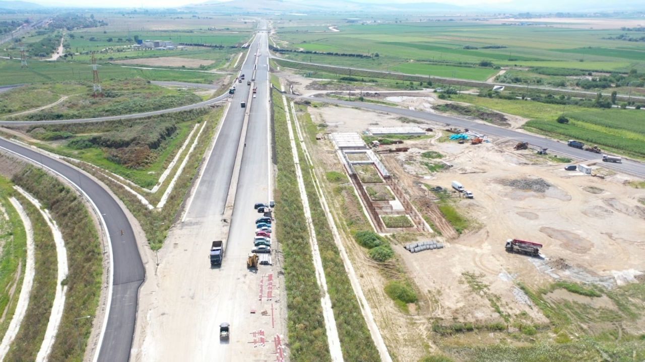 Ultimul strat de asfalt pe lotul 2 al autostrăzii Sebeș-Turda! Ministrul Transporturilor: „Anul acesta vom circula pe toată autostrada”.
