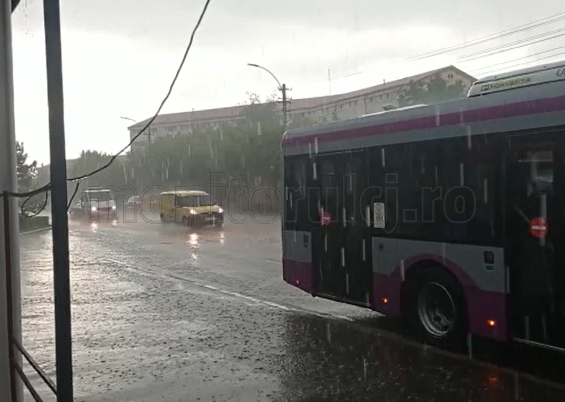 COD GALBEN de furtună și grindină în Cluj! Străzile orașului, din nou inundate de ploile torențiale