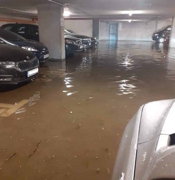 Parcare subterană, INUNDATĂ după furtună în Cluj. Mașini distruse de garduri prăbușite și copaci căzuți