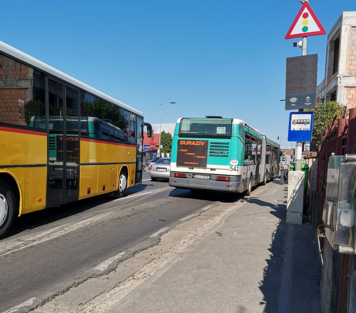 Se circulă în coloană la ieșire din Florești spre Cluj-Napoca! Un autobuz a făcut pană