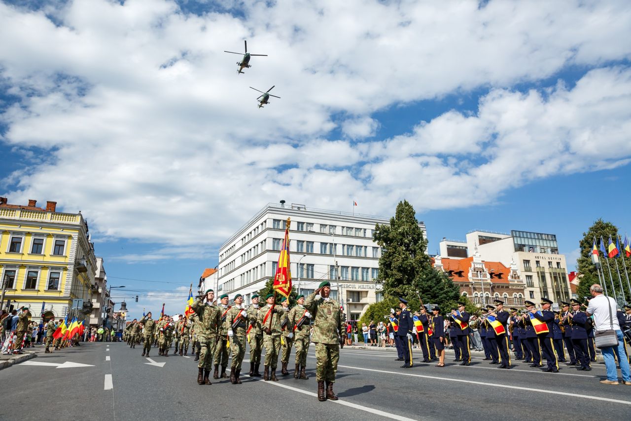 Clujul, survolat de MIG-uri și elicoptere militare, la aniversarea a 105 ani de existență a Diviziei 4 Infanterie „Gemina”