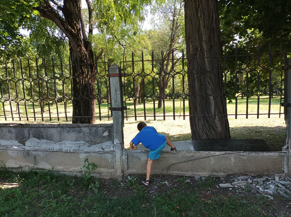 Activiștii de mediu cer dărâmarea gardului ce îngrădește cel mai mare parc al Clujului