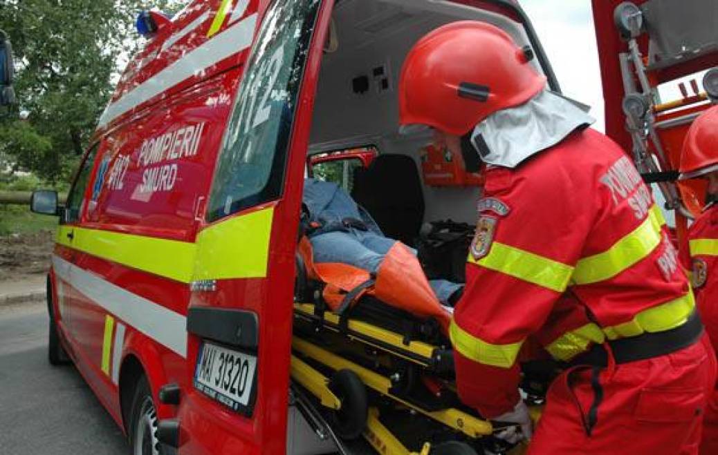 Accident în Dej! Doi copii au ajuns la spital după ce o mașină a rupt un stâlp