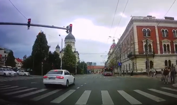 VIDEO. Șofer kamikaze gonea nebunește în Piața Avram Iancu, ignorând culoarea roșie a semaforului
