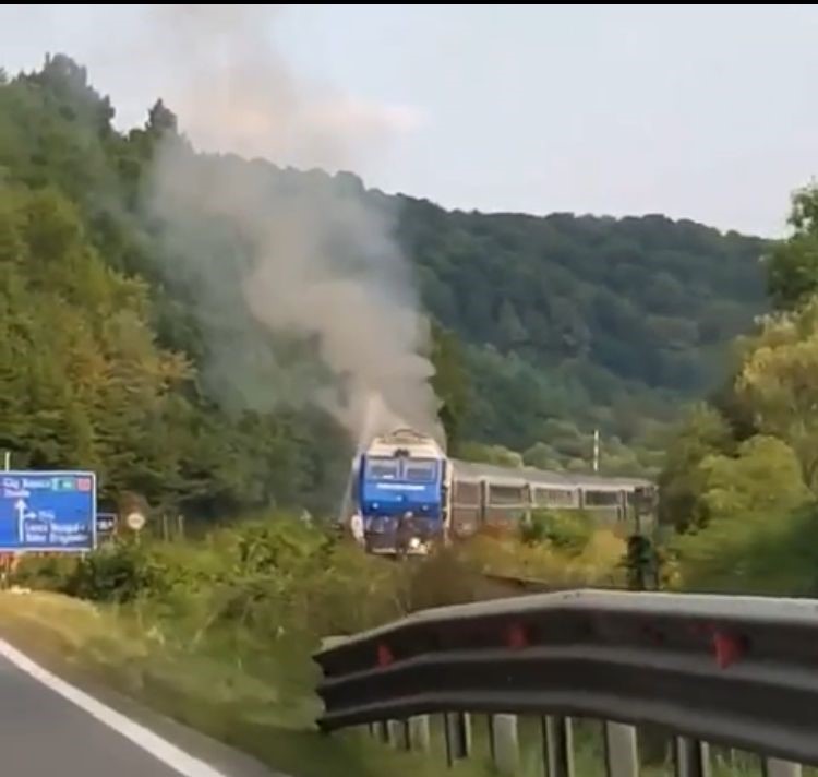 VIDEO. O locomotivă a unui tren accelerat a luat foc la Valea Drăganului