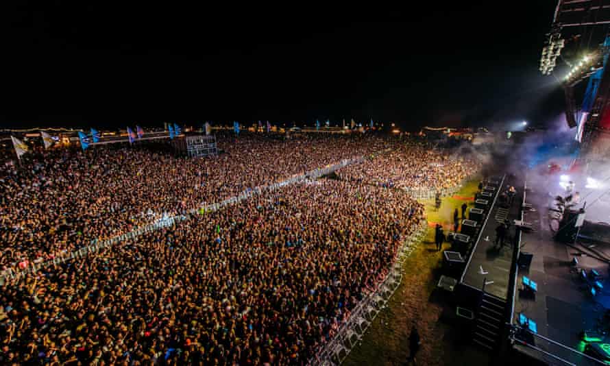 5.000 de persoane, INFECTATE cu COVID-19 la un festival de muzică