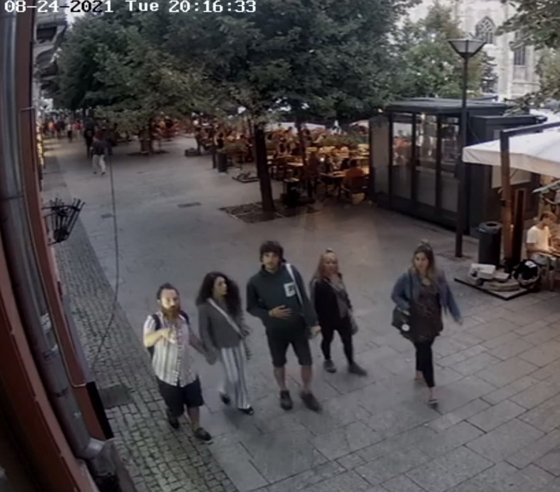 Cinci tineri spanioli au FUGIT dintr-un bar din Piața Unirii fără să plătească