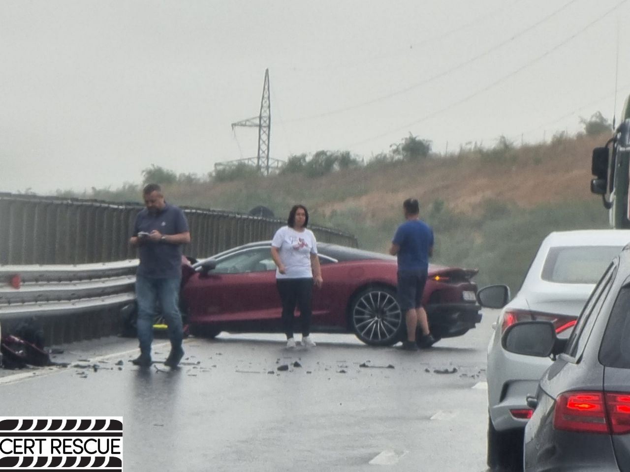 Un Maserati a intrat într-un parapet pe autostradă, între Gilău și Turda.