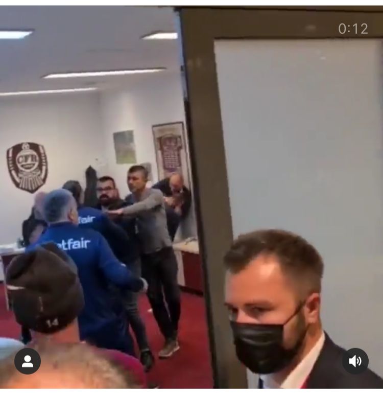 VIDEO. Bătaie în vestiarul de la CFR Cluj! Fotbaliști și oameni din staff, implicați în conflict