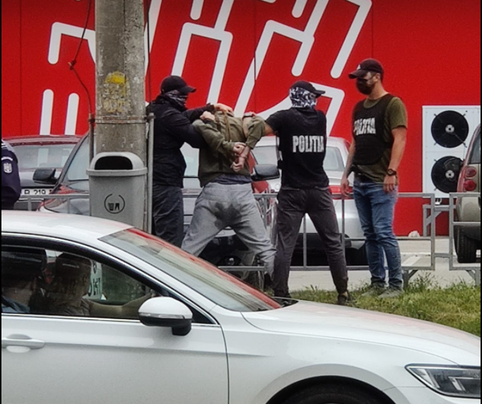 Un bărbat s-a „scăpat” pe el când a fost arestat, în parcarea unui supermarket din Cluj-Napoca. FOTO