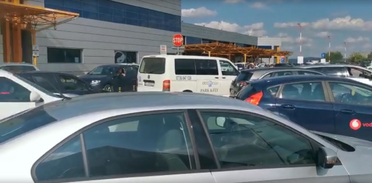 Parcarea Aeroportului Cluj, BLOCATĂ! Angajații, puși să plătească, deși au parcare gratuită/ Ciceo: „Firma a amenințat angajații, mă denigrează și șantajează”