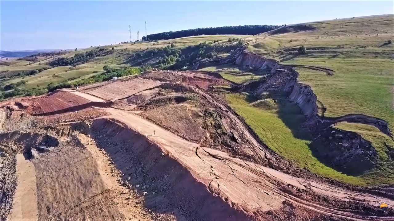 VIDEO. Pământul o ia din nou „la vale” pe Autostrada Transilvania, între Nădășelu și Zimbor. Imagini surprinse cu drona.