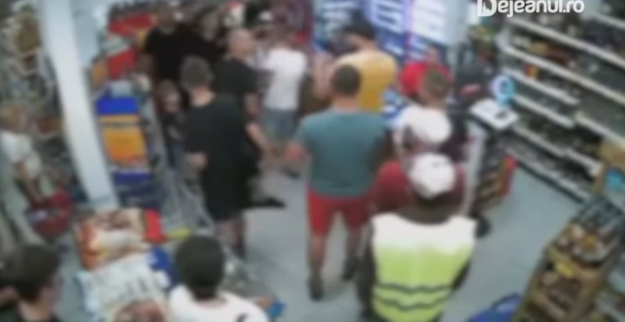 VIDEO. BĂTAIE într-un magazin din Dej, după meci. Bărbat, atacat de suporteri bucureșteni.