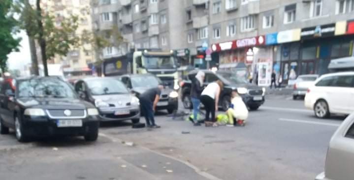 Biciclist, LOVIT în plin de o mașină în Cluj-Napoca. Bărbatul a ajuns la spital