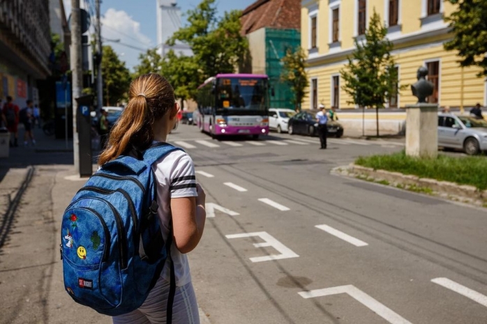 Elevă de 9 ani din Florești, BĂTUTĂ de un polițist local. Fapta s-a petrecut în autobuzul școlar.