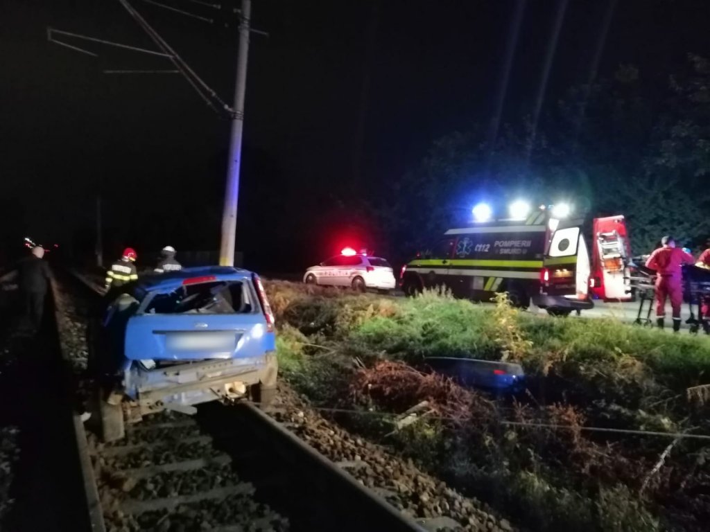 Un șofer BEAT a ajuns cu maşina pe şinele de tren în Cluj-Napoca. Trei tineri au fost răniți. FOTO