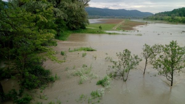 Mai multe drumuri și podețe din județul Cluj, afectate de inundații, vor fi refăcute