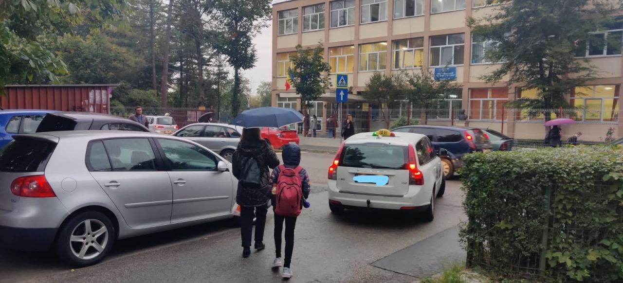 FOTO. Drumul spre școală, o cursă cu obstacole pentru elevii din Cluj