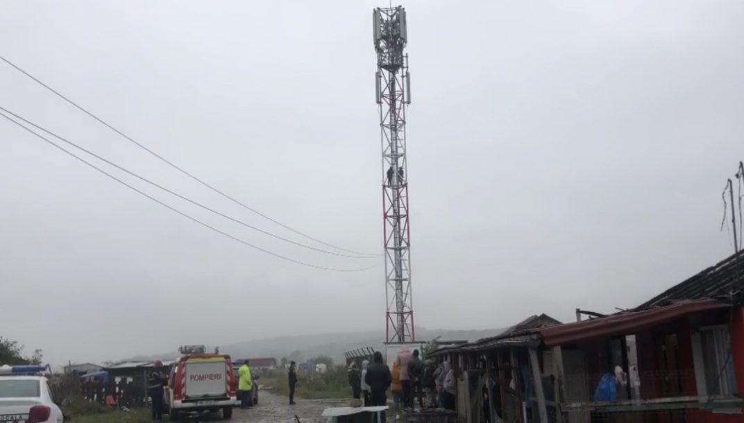 VIDEO. Două victime ale unui incendiu din Dej s-au urcat pe un stâlp și amenință că se aruncă
