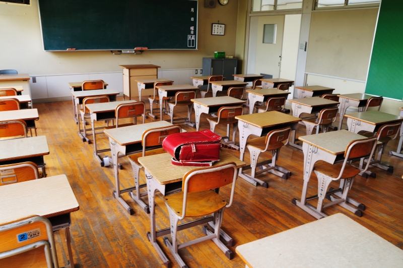 Școlile se închid doar dacă 50% dintre clase au cursurile suspendate din cauza Covid-19