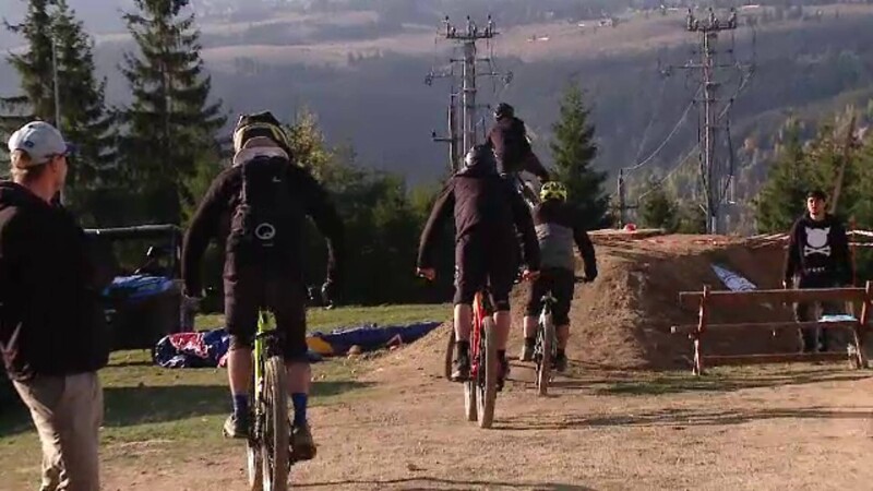 Foto: stirileprotv.ro/ PREMIERĂ în România, la Cluj! 100 de oameni au coborât de pe munte, în viteză, cu biciclete fără lanț