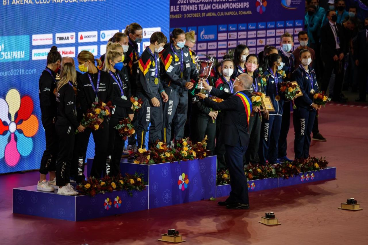 FOTO. Primarul Emil Boc s-a bucurat de argintul luat de echipa feminină a României  la Campionatul European de Tenis de Masă 