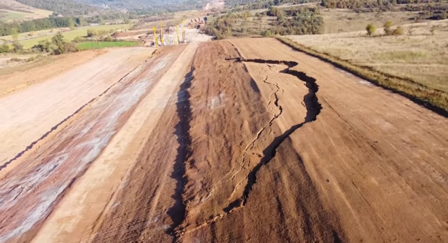VIDEO. O altă alunecare de teren a avut loc pe Autostrada Transilvania, între Nădășelu și Zimbor. Constructorul, pus în dificultate.