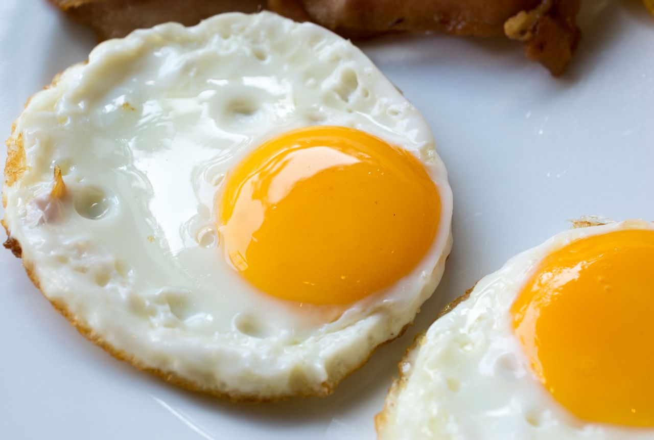Cum se prăjesc ouăle? De ce nu e bine să le fierbi mult