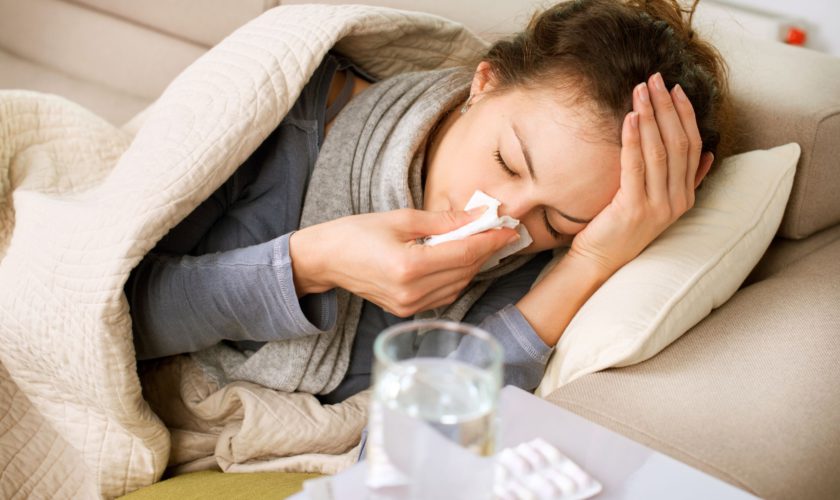 Cum îți dai seama dacă ai Covid-19 sau gripă? Primele semne la care trebuie să fii atent