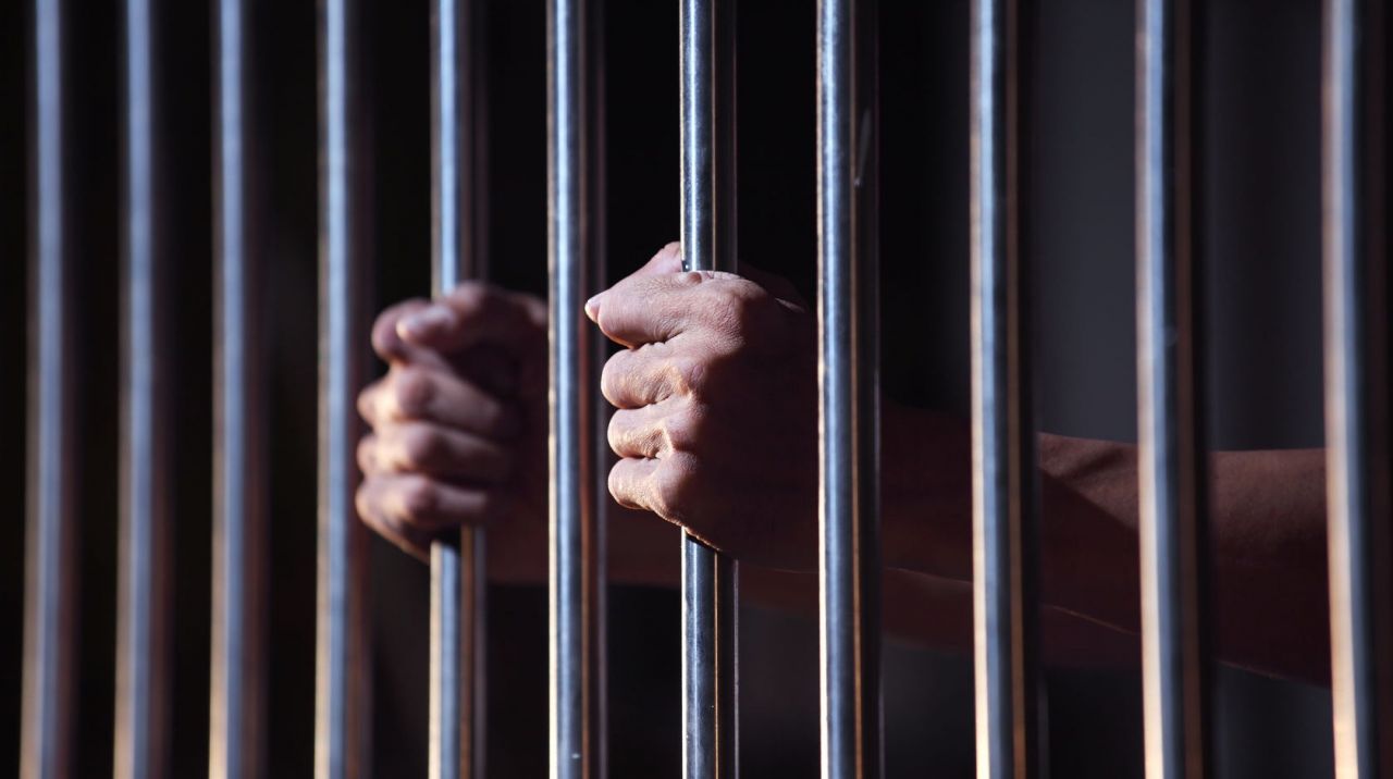 Român închis pe NEDREPT într-o închisoare din Italia. Motivul: fosta lui mașină a fost folosită în timpul unui jaf