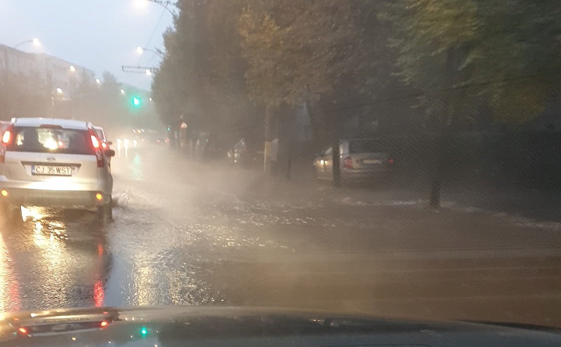 FOTO. Inundație pe Titulescu! O țeavă spartă a îngreunat traficul la prima oră