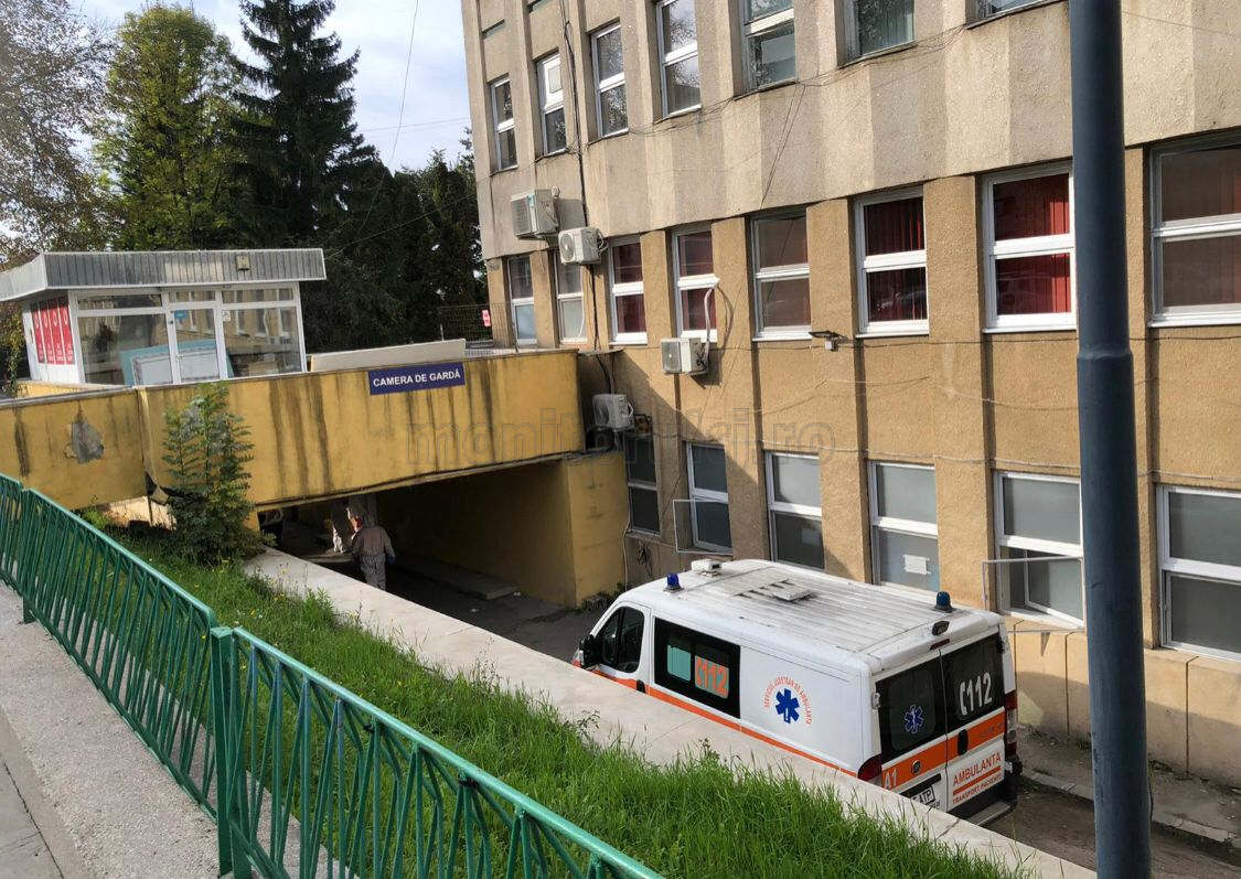 Ambulanța Cluj, suprasolicitată de urgențe și sute de cereri de testare Covid. Studenții UMF au sărit în ajutor