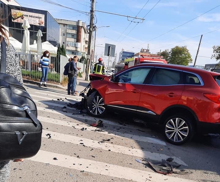 ACCIDENT pe Bulevardul Muncii! Trei mașini s-au făcut praf