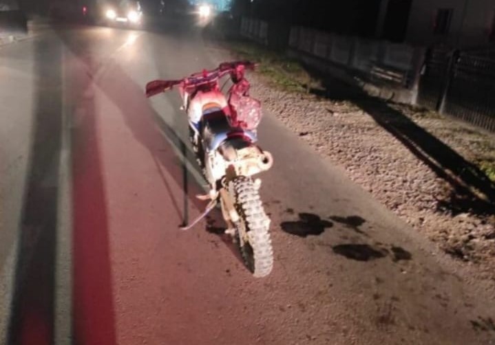 FOTO. Accident GRAV pe o șosea din Bistrița-Năsăud. Un motociclist de 19 ani, BEAT și fără permis, a intrat frontal într-o mașină