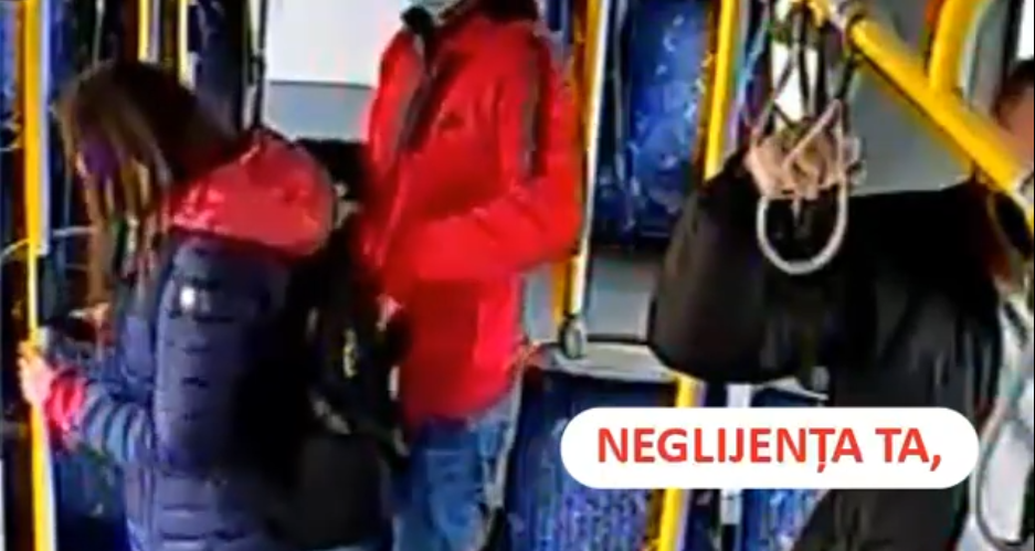 Hoț, filmat în timp ce fură dintr-un ghiozdan în Cluj-Napoca. VIDEO