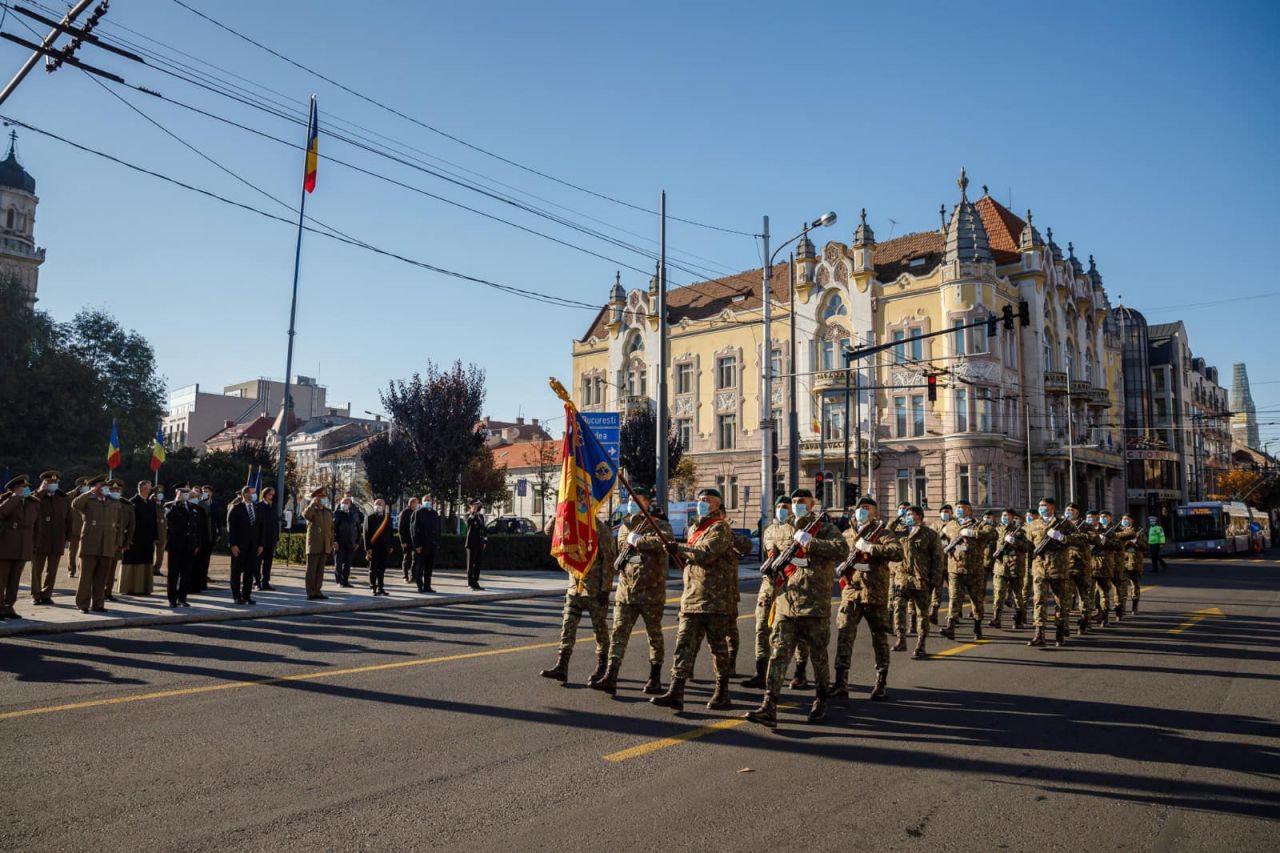 Ceremonie militară, organizată în Cluj de Ziua Armatei. Boc: „Haina militară înseamnă sacrificiu” FOTO