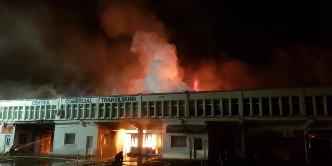 Incendiu de PROPORȚII la Centrul Comercial „Transilvania” din Târgu Mureș. 100 de pompieri s-au luptat cu flăcările